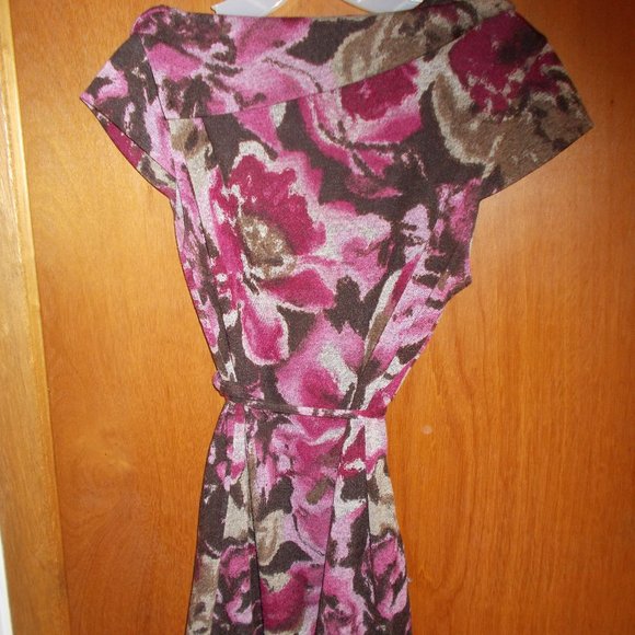 Floral pattern top with button accent collar and waist tie - Picture 2 of 2